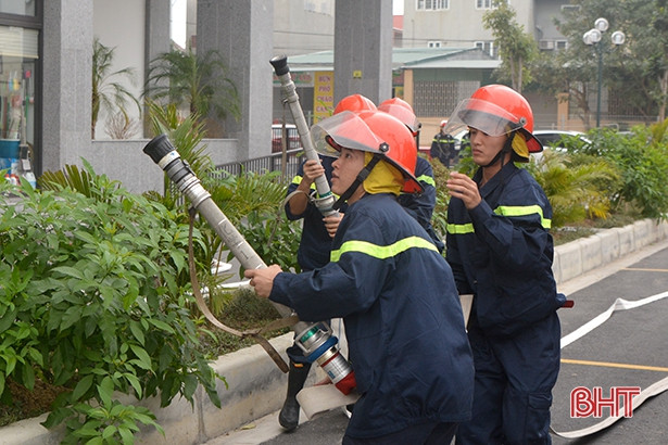 Diễn tập chữa cháy ở chung cư nhà ở xã hội Hà Tĩnh
