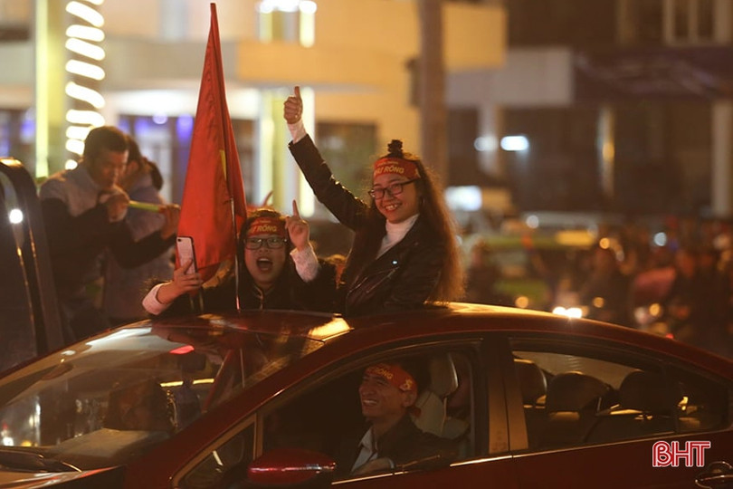 Người hâm mộ Hà Tĩnh mừng chiến thắng của thầy trò Park Hang Seo