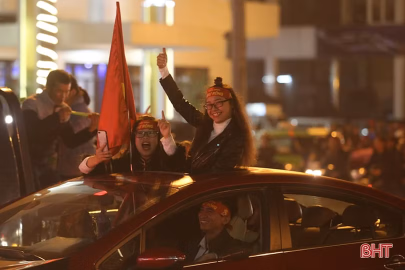 Người hâm mộ Hà Tĩnh mừng chiến thắng của thầy trò Park Hang Seo