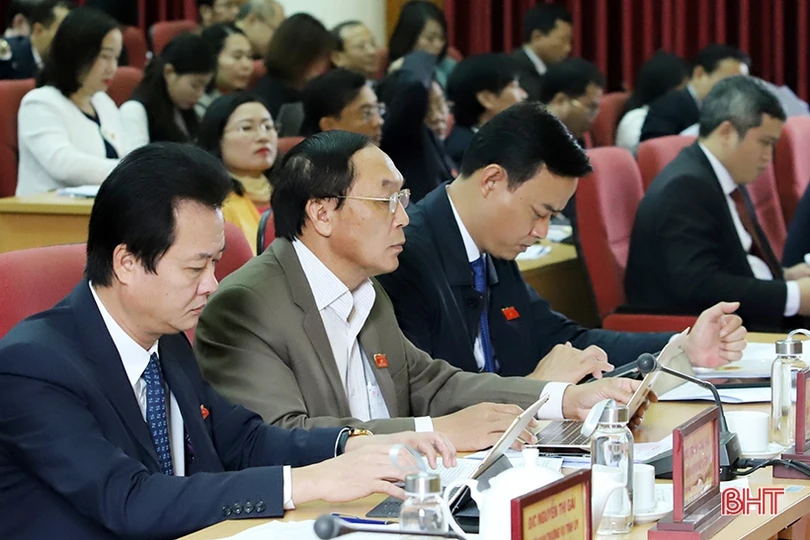 Giám đốc Sở Tài nguyên - Môi trường Hà Tĩnh Hồ Huy Thành đăng đàn trả lời chất vấn