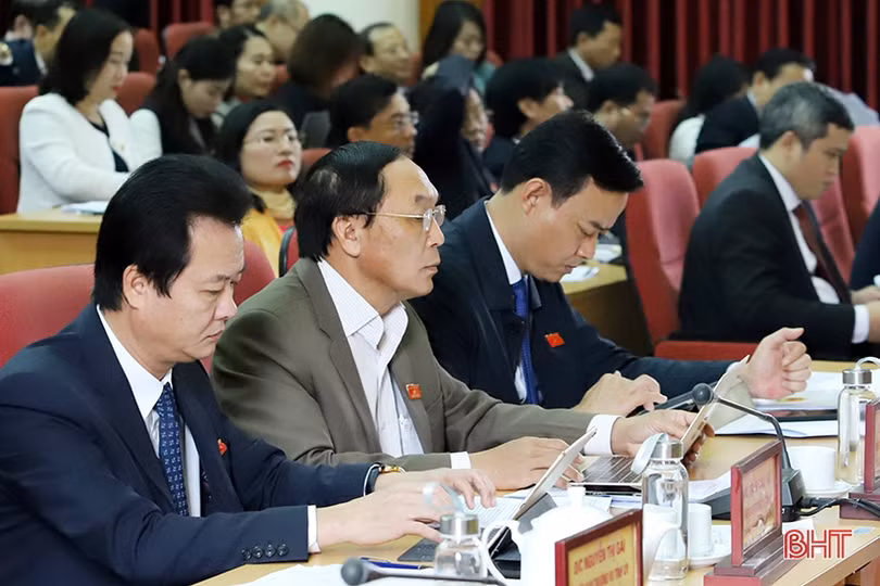 Giám đốc Sở Tài nguyên - Môi trường Hà Tĩnh Hồ Huy Thành đăng đàn trả lời chất vấn