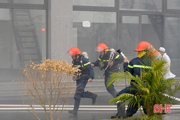 Diễn tập chữa cháy ở chung cư nhà ở xã hội Hà Tĩnh