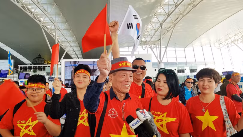 Hàng trăm cổ động viên nhuộm đỏ sân bay Nội Bài cổ vũ U22 Việt Nam