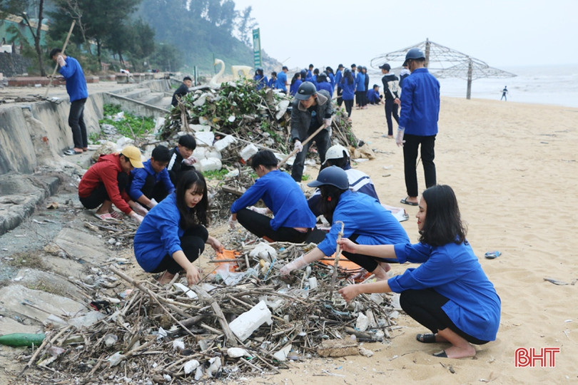 Hơn 150 đoàn viên thanh niên dọn vệ sinh làm sạch biển Thiên Cầm