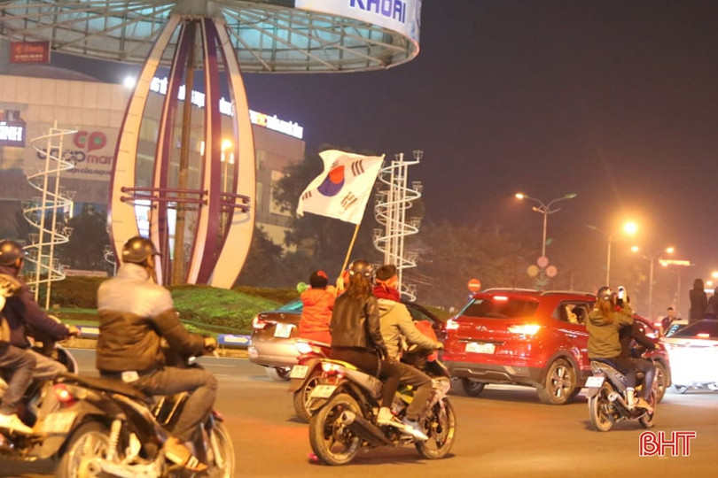 Người hâm mộ Hà Tĩnh mừng chiến thắng của thầy trò Park Hang Seo