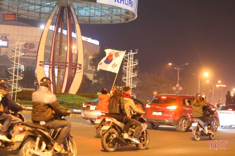 Người hâm mộ Hà Tĩnh mừng chiến thắng của thầy trò Park Hang Seo