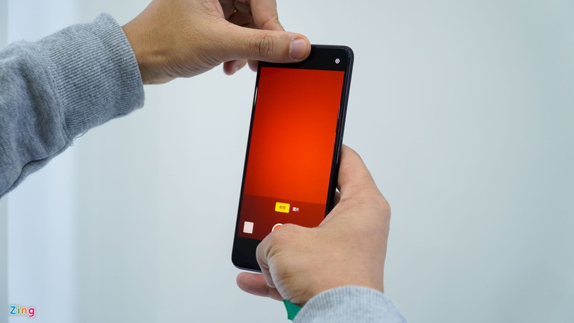 Smartphone đầu tiên có camera dưới màn hình, bỏ hết cổng kết nối