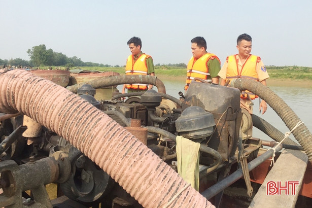 Phát hiện 2 sà lan khai thác cát trái phép trên sông Lam