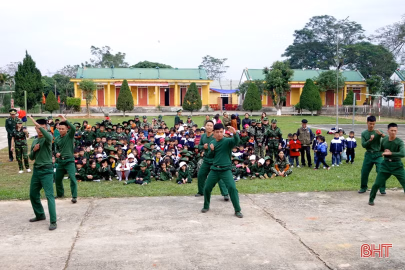 Cô trò Hà Tĩnh trải nghiệm “chúng em làm chiến sỹ biên phòng”