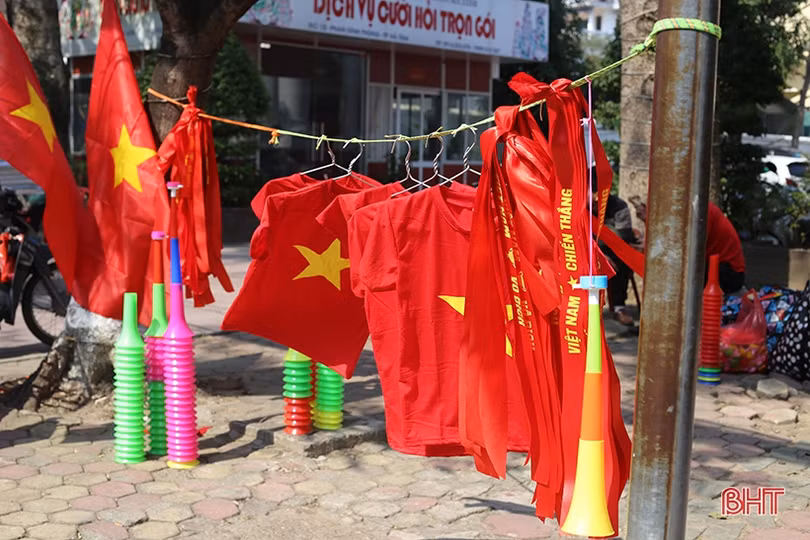 Người hâm mộ Hà Tĩnh dựng màn hình lớn, chuẩn bị cờ đỏ sao vàng tiếp lửa U22 Việt Nam