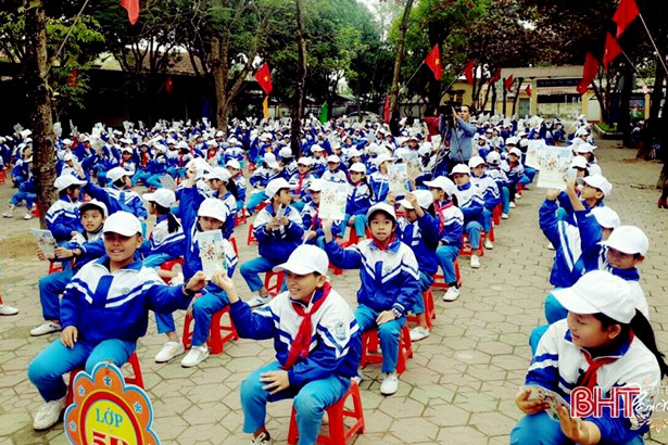 Gần 1.000 học sinh ở Cẩm Xuyên thích thú với mèo Doraemon ATGT