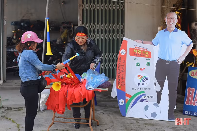 Người hâm mộ Hà Tĩnh dựng màn hình lớn, chuẩn bị cờ đỏ sao vàng tiếp lửa U22 Việt Nam