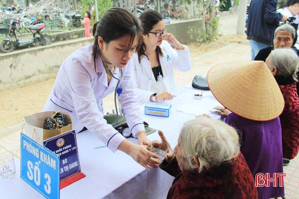 550 người dân Nghi Xuân được khám, cấp thuốc miễn phí