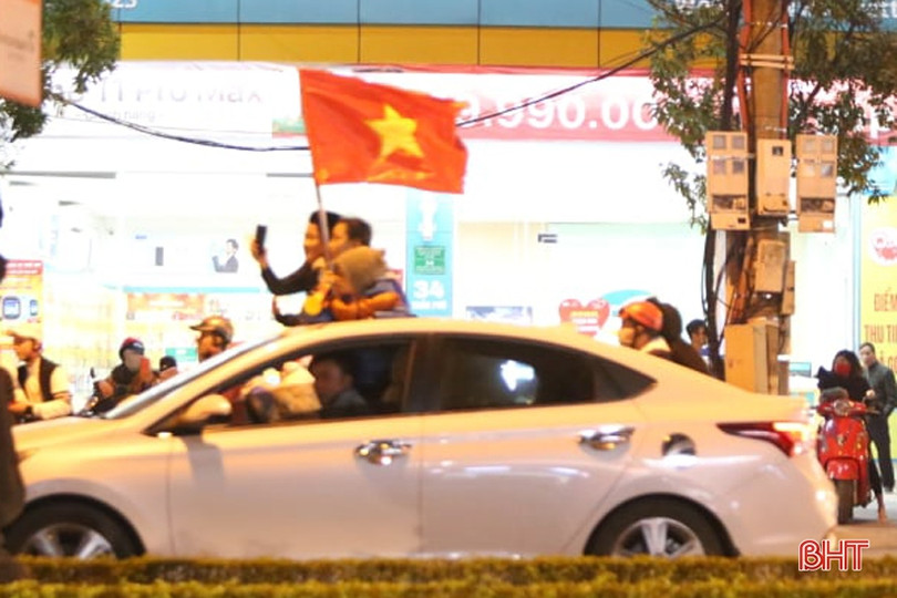 Người hâm mộ Hà Tĩnh mừng chiến thắng của thầy trò Park Hang Seo