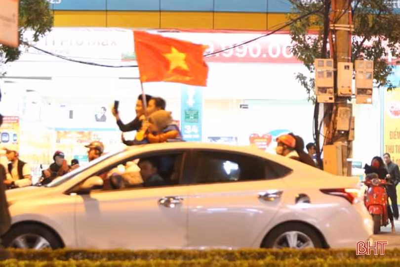 Người hâm mộ Hà Tĩnh mừng chiến thắng của thầy trò Park Hang Seo