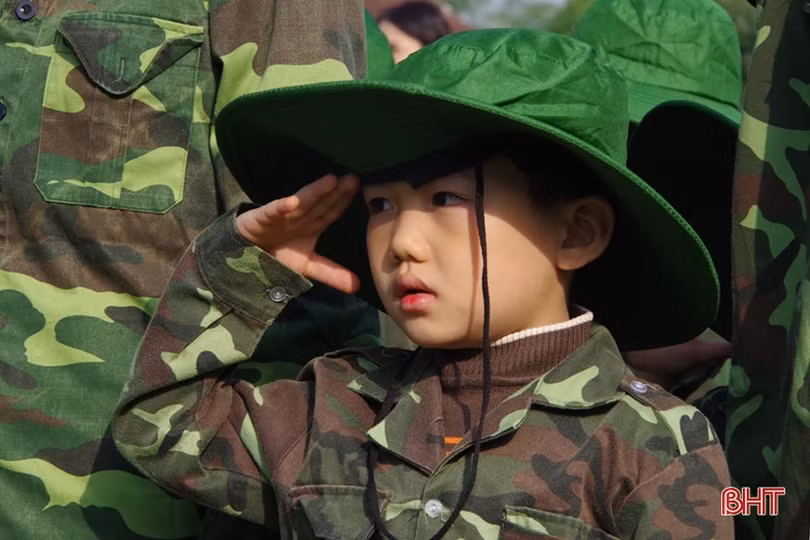 Cô trò Hà Tĩnh trải nghiệm “chúng em làm chiến sỹ biên phòng”