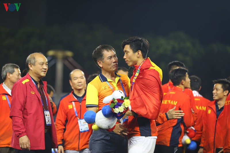 Khoảnh khắc U22 Việt Nam nhận HCV lịch sử ở SEA Games 30