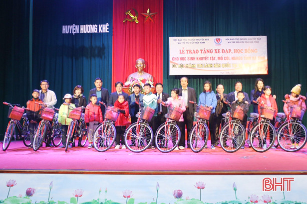 Hơn 260 triệu đồng tiền quà, học bổng đến với học sinh khuyết tật, mồ côi ở Hà Tĩnh