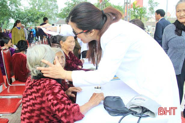 550 người dân Nghi Xuân được khám, cấp thuốc miễn phí