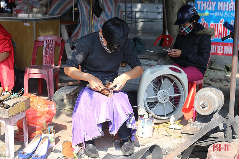 Người hâm mộ Hà Tĩnh dựng màn hình lớn, chuẩn bị cờ đỏ sao vàng tiếp lửa U22 Việt Nam