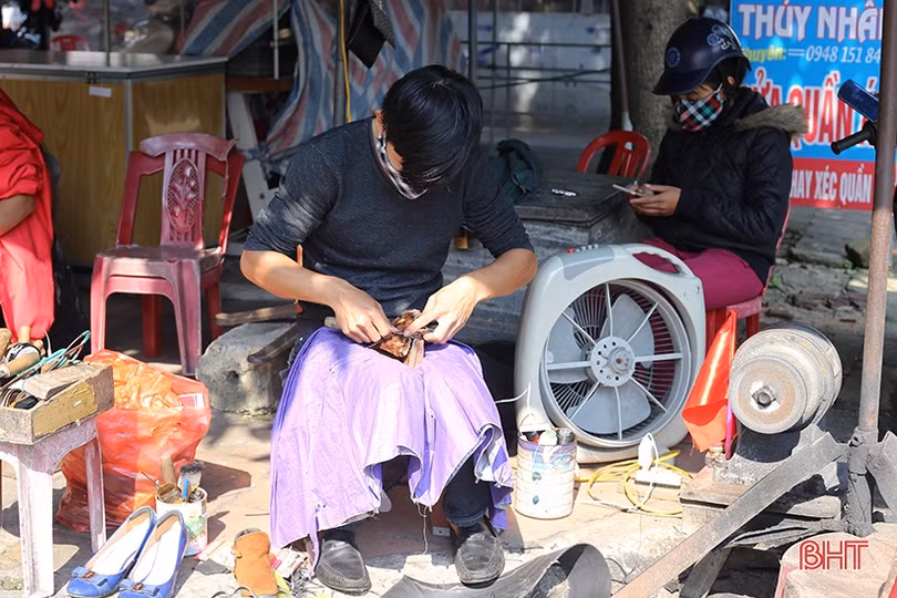 Người hâm mộ Hà Tĩnh dựng màn hình lớn, chuẩn bị cờ đỏ sao vàng tiếp lửa U22 Việt Nam