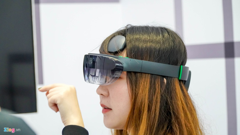 Smartphone đầu tiên có camera dưới màn hình, bỏ hết cổng kết nối