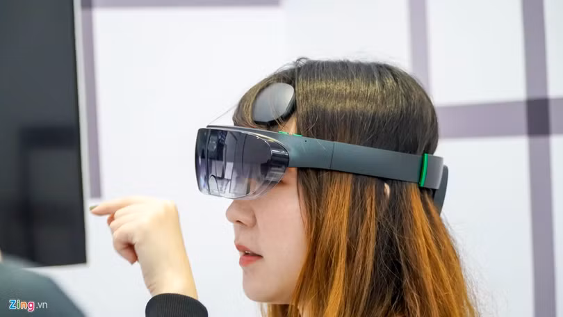 Smartphone đầu tiên có camera dưới màn hình, bỏ hết cổng kết nối