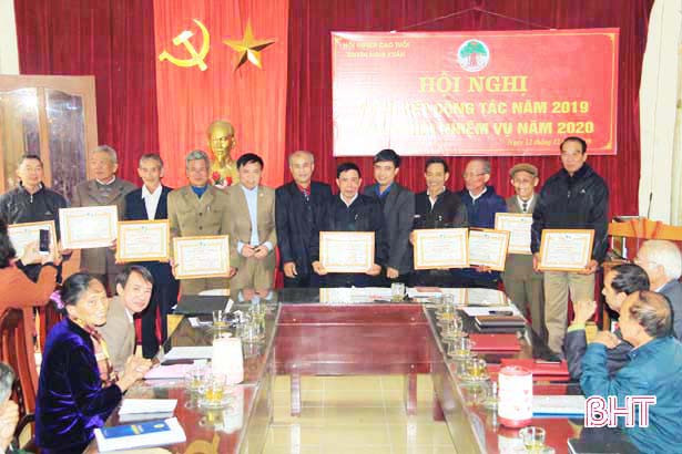 Nghi Xuân chia tay 12 chủ tịch hội người cao tuổi cấp xã