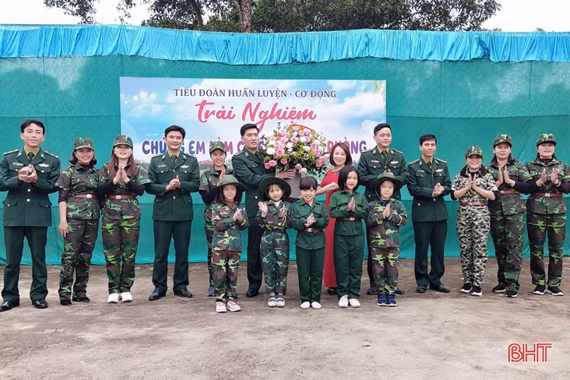 Cô trò Hà Tĩnh trải nghiệm “chúng em làm chiến sỹ biên phòng”