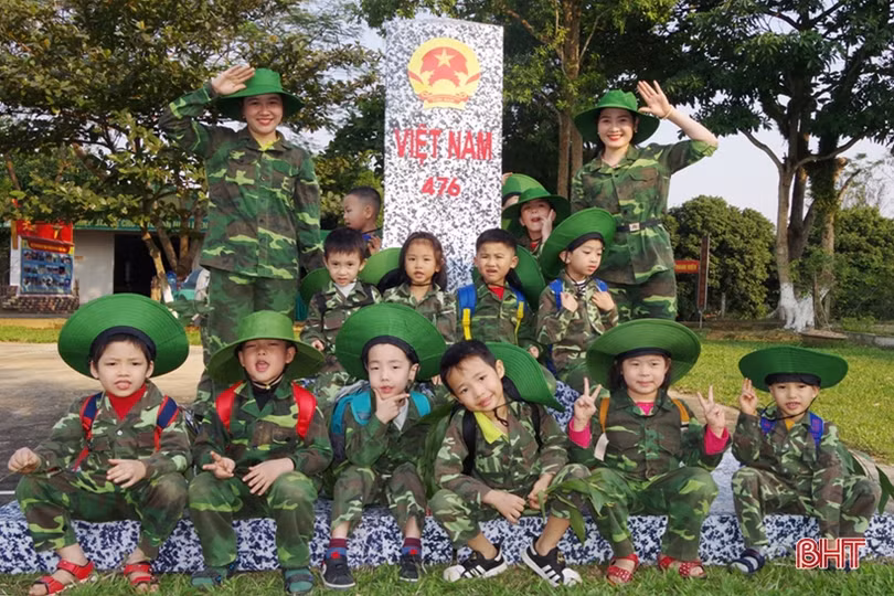 Cô trò Hà Tĩnh trải nghiệm “chúng em làm chiến sỹ biên phòng”