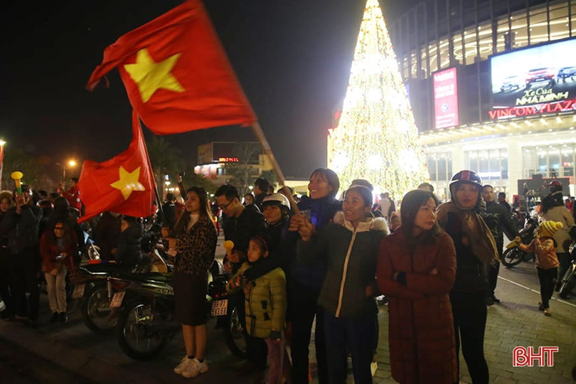 Người hâm mộ Hà Tĩnh mừng chiến thắng của thầy trò Park Hang Seo