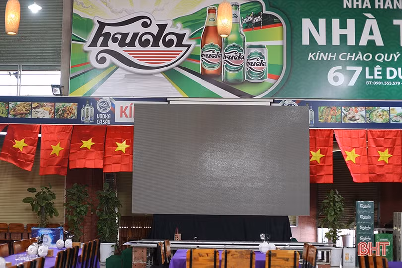 Người hâm mộ Hà Tĩnh dựng màn hình lớn, chuẩn bị cờ đỏ sao vàng tiếp lửa U22 Việt Nam