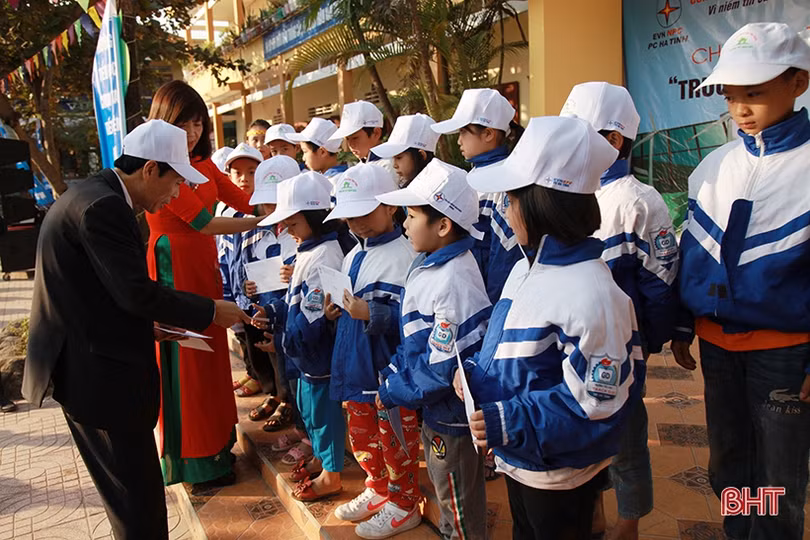 Học sinh Hà Tĩnh thích thú với “Trường tiểu học chung tay tiết kiệm điện”