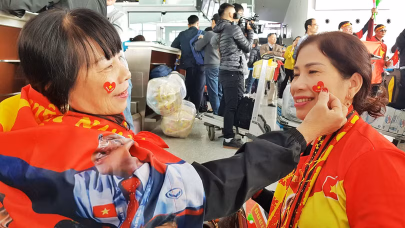 Hàng trăm cổ động viên nhuộm đỏ sân bay Nội Bài cổ vũ U22 Việt Nam