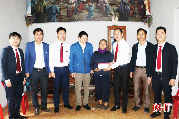 Agribank Hà Tĩnh II và Báo Hà Tĩnh trao nhà tình nghĩa cho người nghèo