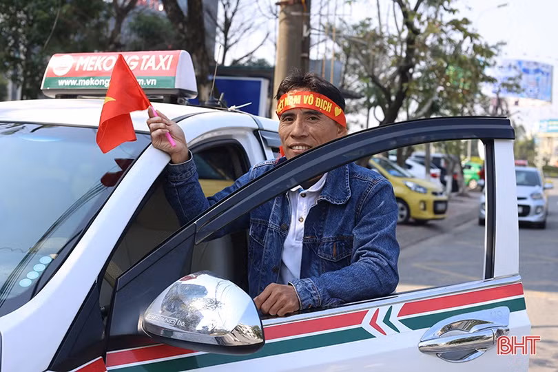 Người hâm mộ Hà Tĩnh dựng màn hình lớn, chuẩn bị cờ đỏ sao vàng tiếp lửa U22 Việt Nam