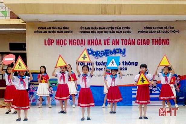 Gần 1.000 học sinh ở Cẩm Xuyên thích thú với mèo Doraemon ATGT