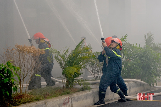 Diễn tập chữa cháy ở chung cư nhà ở xã hội Hà Tĩnh