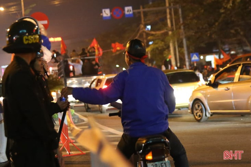 Người hâm mộ Hà Tĩnh mừng chiến thắng của thầy trò Park Hang Seo