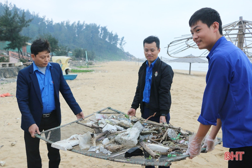 Hơn 150 đoàn viên thanh niên dọn vệ sinh làm sạch biển Thiên Cầm