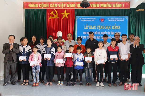 Hơn 260 triệu đồng tiền quà, học bổng đến với học sinh khuyết tật, mồ côi ở Hà Tĩnh