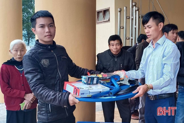 26 hộ nghèo Vũ Quang được tặng tivi với tổng trị giá 156 triệu đồng