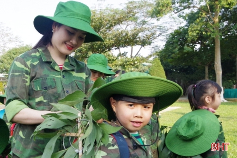 Cô trò Hà Tĩnh trải nghiệm “chúng em làm chiến sỹ biên phòng”