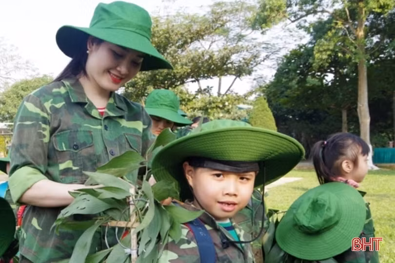 Cô trò Hà Tĩnh trải nghiệm “chúng em làm chiến sỹ biên phòng”