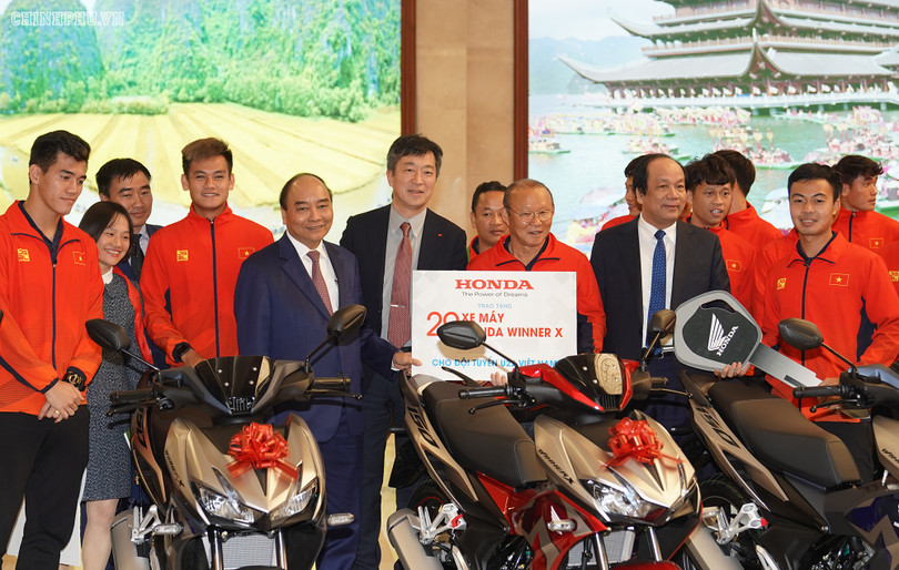 Hình ảnh Thủ tướng Nguyễn Xuân Phúc gặp các đội tuyển bóng đá Việt Nam