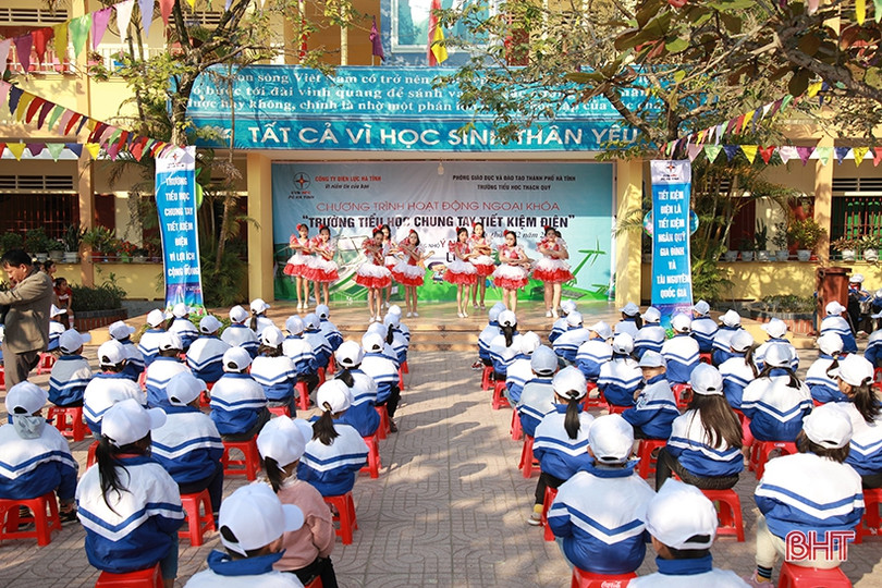 Học sinh Hà Tĩnh thích thú với “Trường tiểu học chung tay tiết kiệm điện”