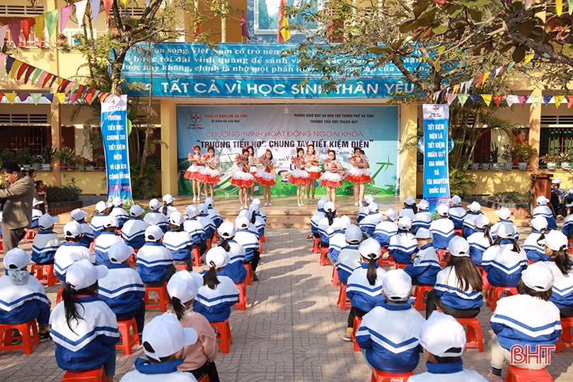 Học sinh Hà Tĩnh thích thú với “Trường tiểu học chung tay tiết kiệm điện”