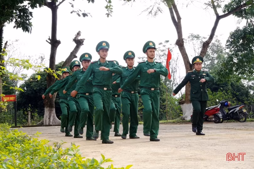 Cô trò Hà Tĩnh trải nghiệm “chúng em làm chiến sỹ biên phòng”