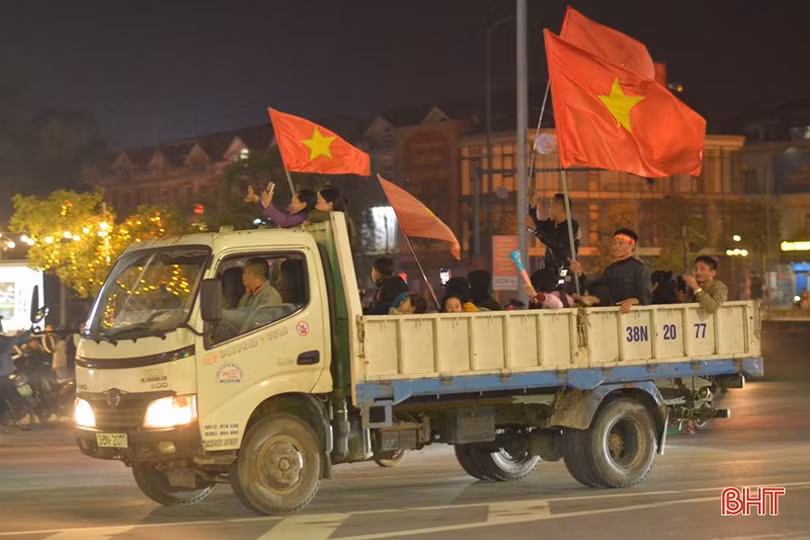 Người hâm mộ Hà Tĩnh mừng chiến thắng của thầy trò Park Hang Seo