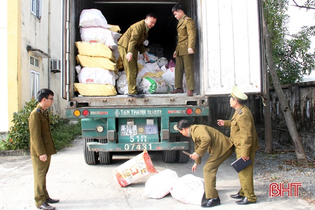 Bắt giữ xe container chở hơn 10 tấn nội tạng động vật qua Hà Tĩnh